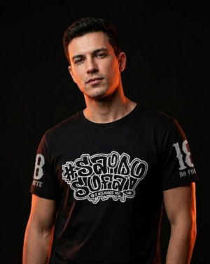 23808-f99c25d2-6c0c-4ca7-b579-a9c34fa78a90 Camiseta Sai Do Sofá